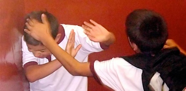 La mayoría de los niños y jóvenes agresores presentan este comportamiento violento como reflejo de conductas agresivas en sus hogares.