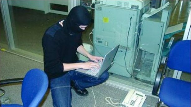 Está prófugo el ingeniero de la Cremil, jefe de la banda.