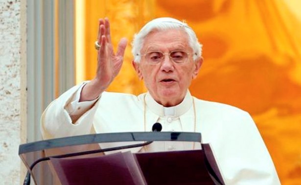 El papa Benedicto XVI imparte la bendición del Angelus desde Castelgandolfo (Reuters)