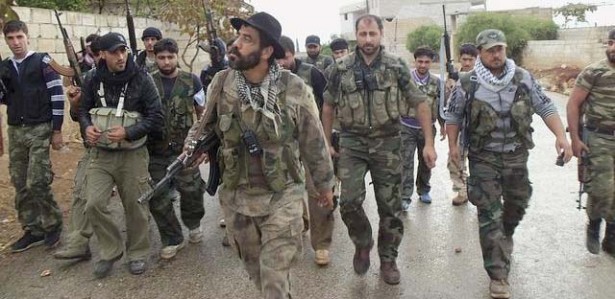 Guerrilleros del Ejército Sirio Libre salen a patrullar cerca de Idlib