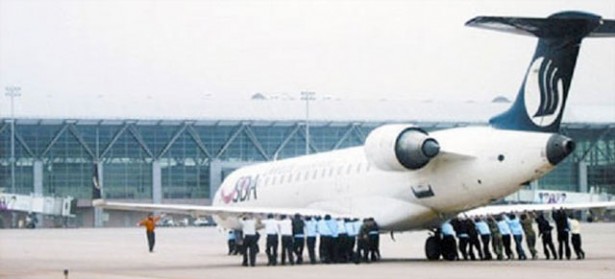 Avión averiado tuvo que ser empujado por los pasajeros