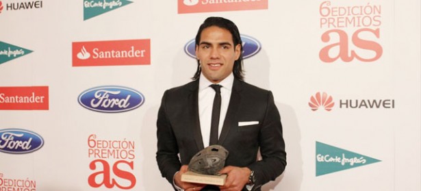 El delantero colombiano del Atlético de Madrid, Radamel Falcao García, tras recibir uno de los "Premios AS del deporte 2012", en el acto celebrado la noche del lunes en el hotel Palace de Madrid.