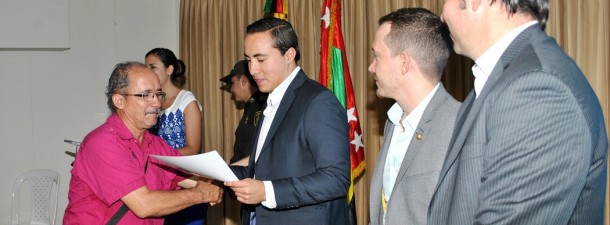 Gobernador De Santander Richard Aguilar Villa Entrego Certificados De Alfabetizacion Digital A 911 Personas Boletin De Noticias