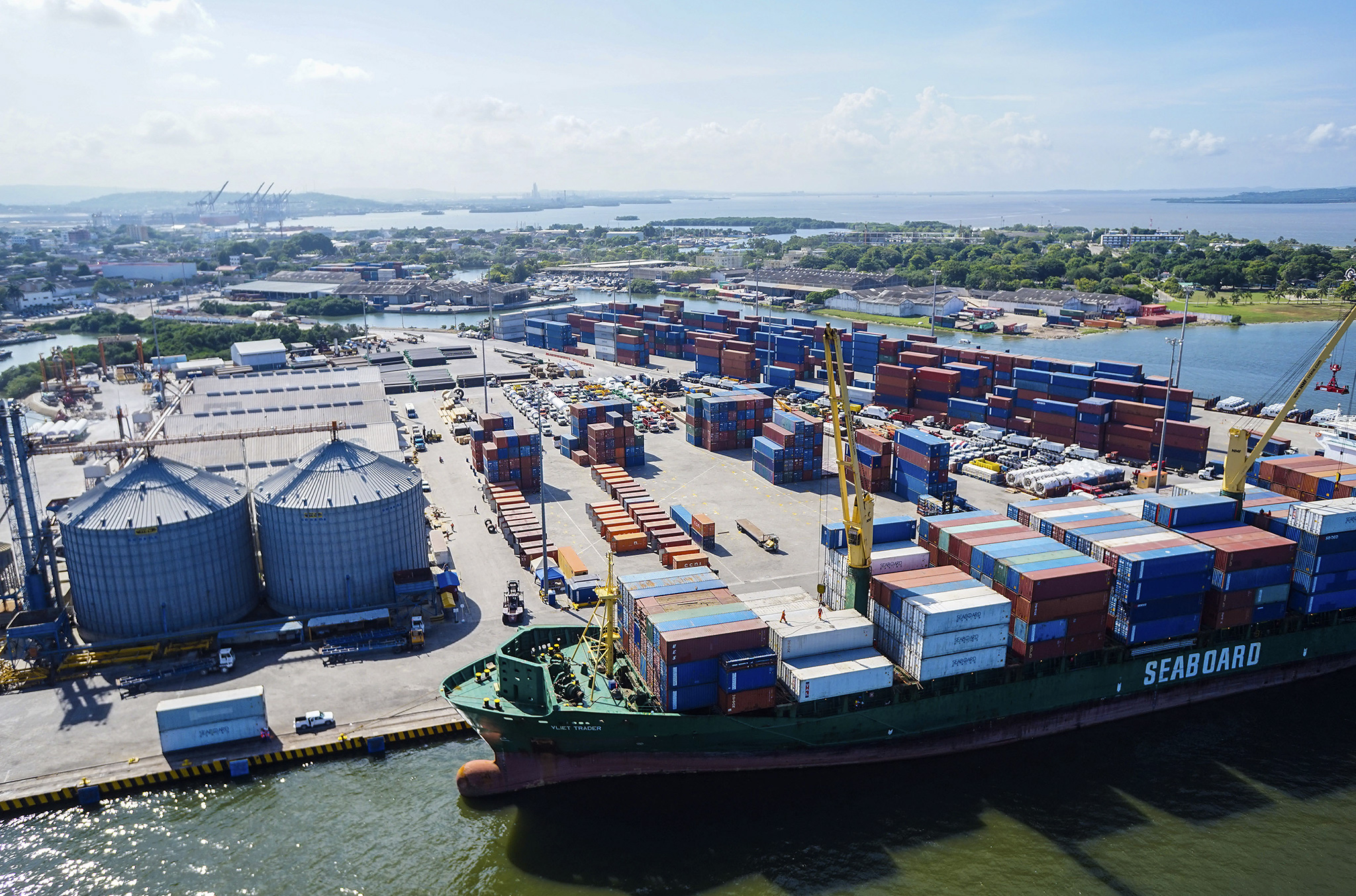 Import через. Порт Колумбия. Экспорт контейнеры. Порт Картахена танкера. Панама экспорт.